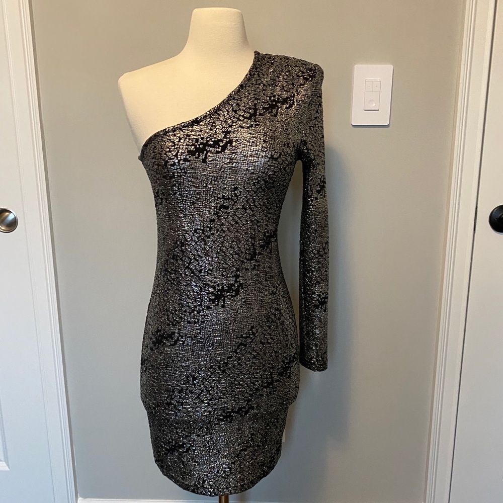 Issue one shoulder dress size small. Like new